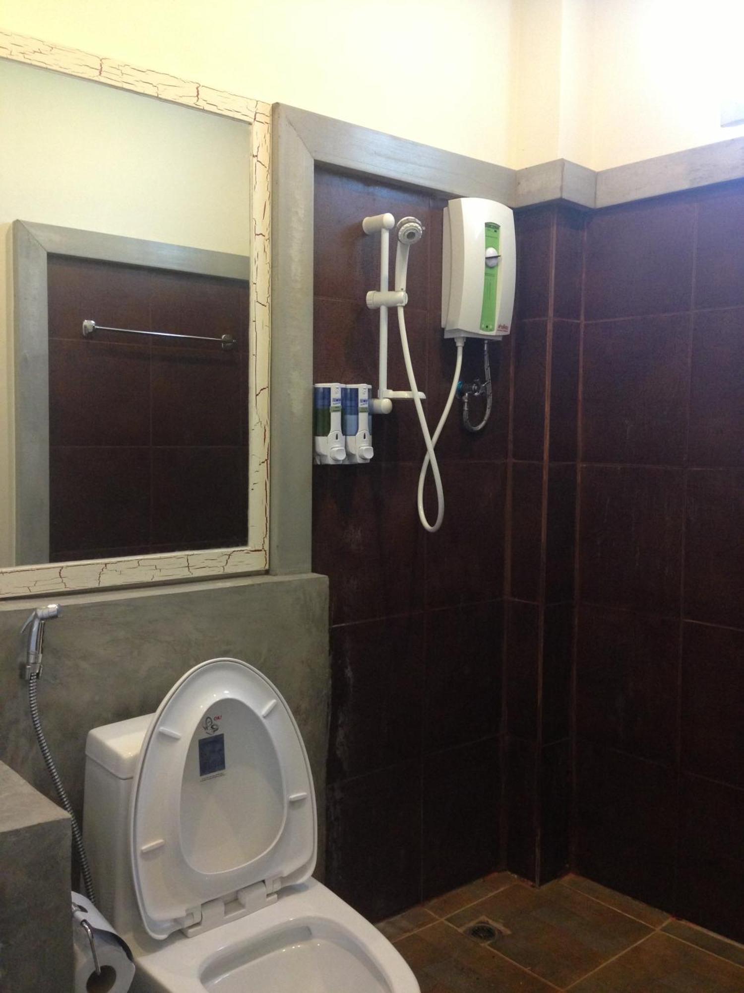 Saabpaiboon Grand Resort Ban Talat Room photo